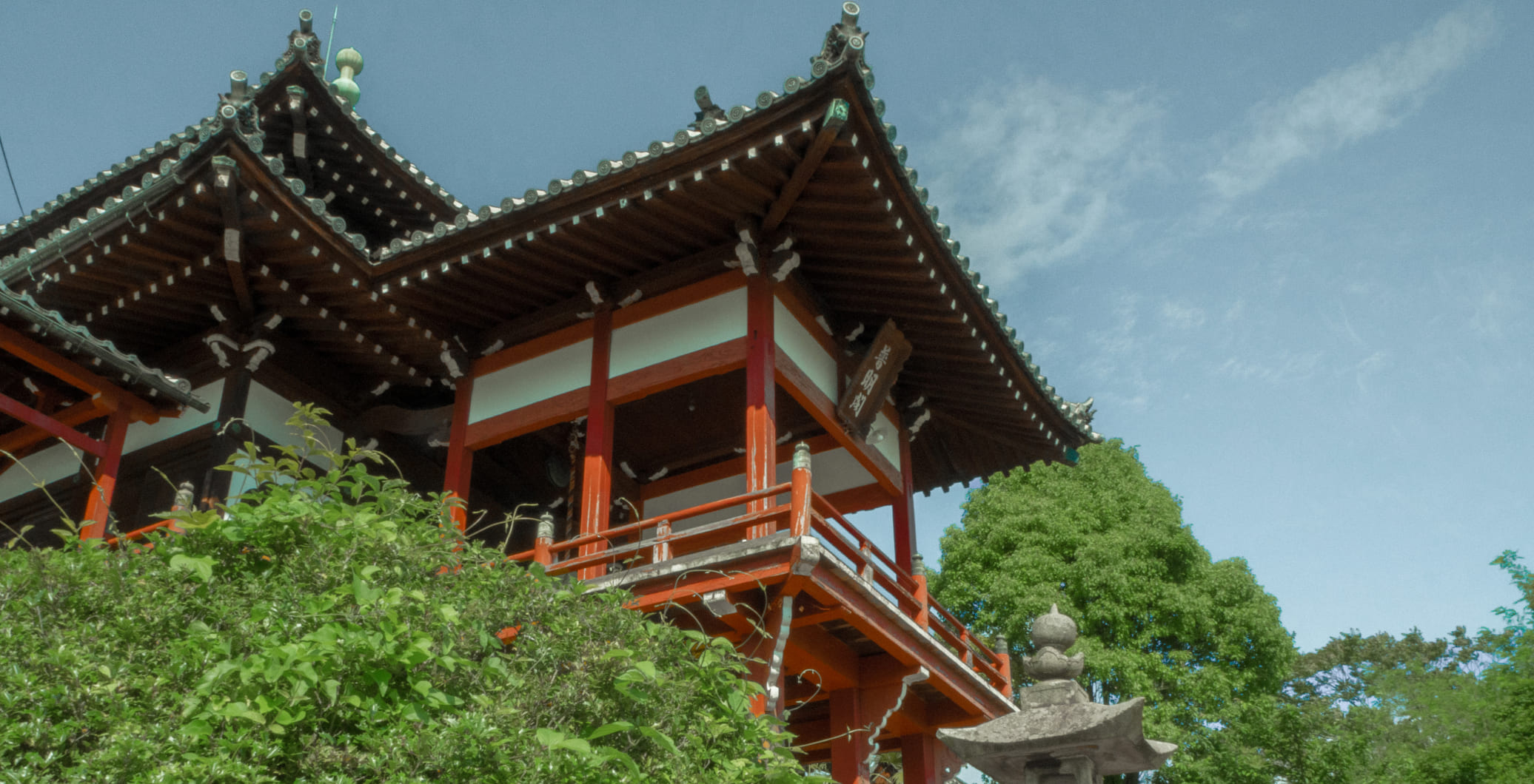 写真：神社の建物をしたから写した写真。